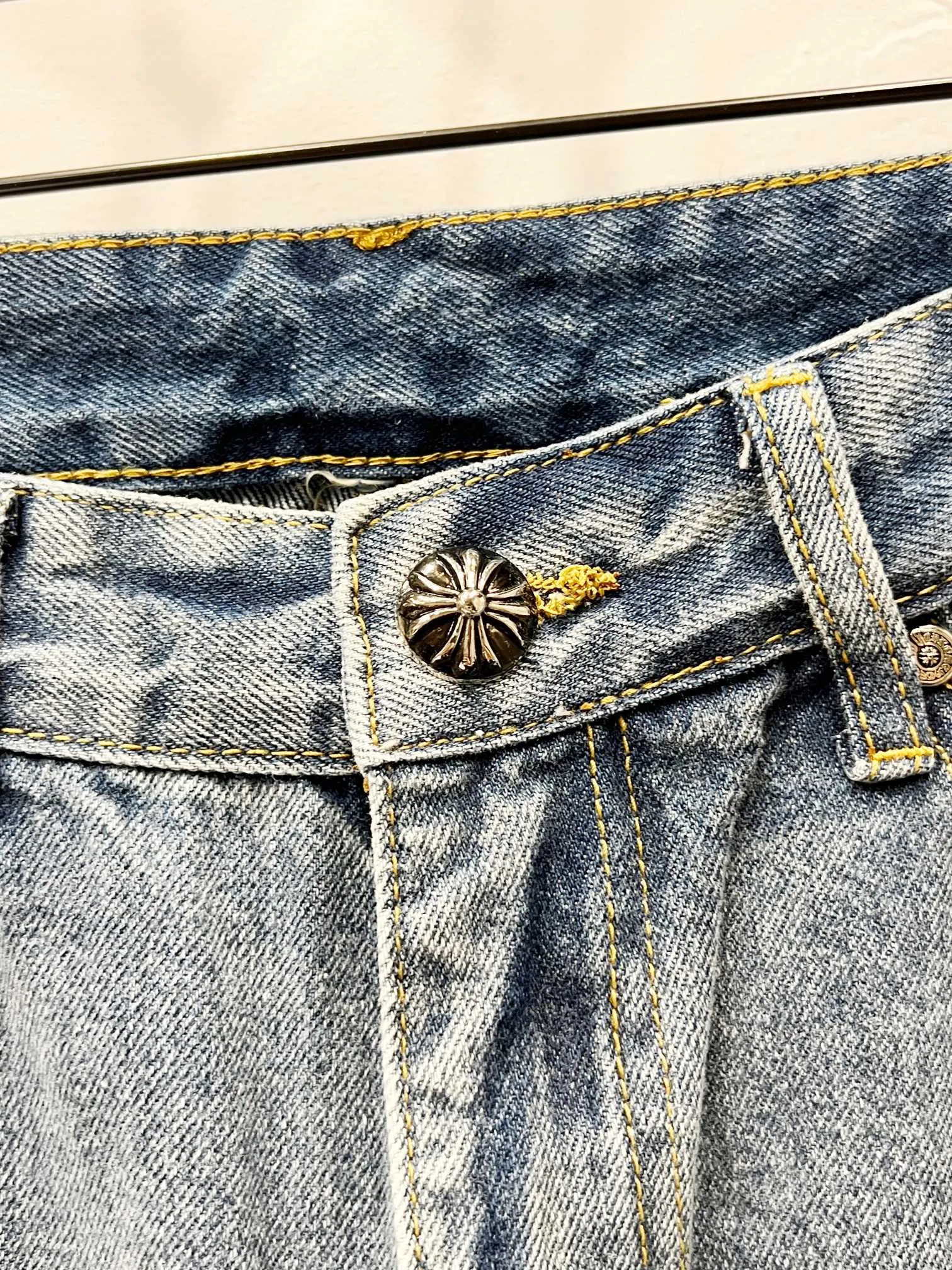 P260 Style number: (K530) Chrome Hearts & CH city limited series Sanskrit cross patch leather jeans, black and white color matching - Chengdu "chengdu" jeans catering to the hometown of Chengdu giant pandas. The finished products need to be washed and then disassembled and hand-stitched with sheepskin cross leather and then spliced ​​together to complete. The whole piece has too many processes to explain. The texture can be seen in the hand, and it looks good. The styles with different washed textures are very friendly to people with thin legs and thick legs. The straight version is very flattering to the leg shape. The moderate length is timeless and can be matched easily and casually. It is the basic styling foundation for various styles and is a must-have in the wardrobe! The fabric is stiff but also makes the upper body soft without losing texture. The washing process is even more perfect. It is a must-have item for everyone! ! ! Washed wheat, hang tag, pants label, three labels are complete, the upper body effect is particularly stiff and stylish, super stylish, the same style for men and women - Color: blue and black Size: 28 30 32 34